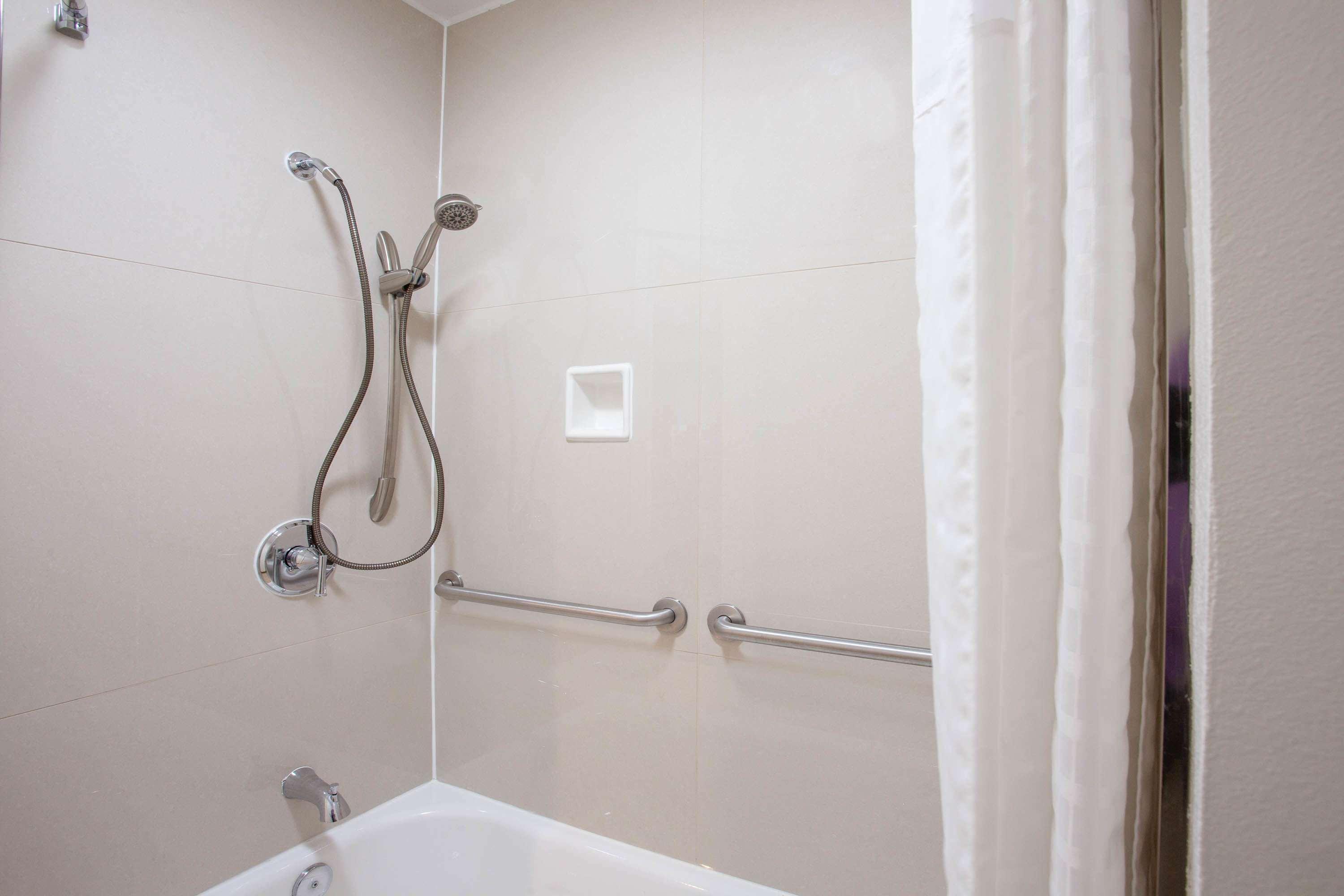 Hotel Travelodge & By Wyndham On Disneyland Dr 2*